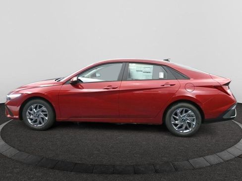 Used 2025 Hyundai Elantra Blue image 4