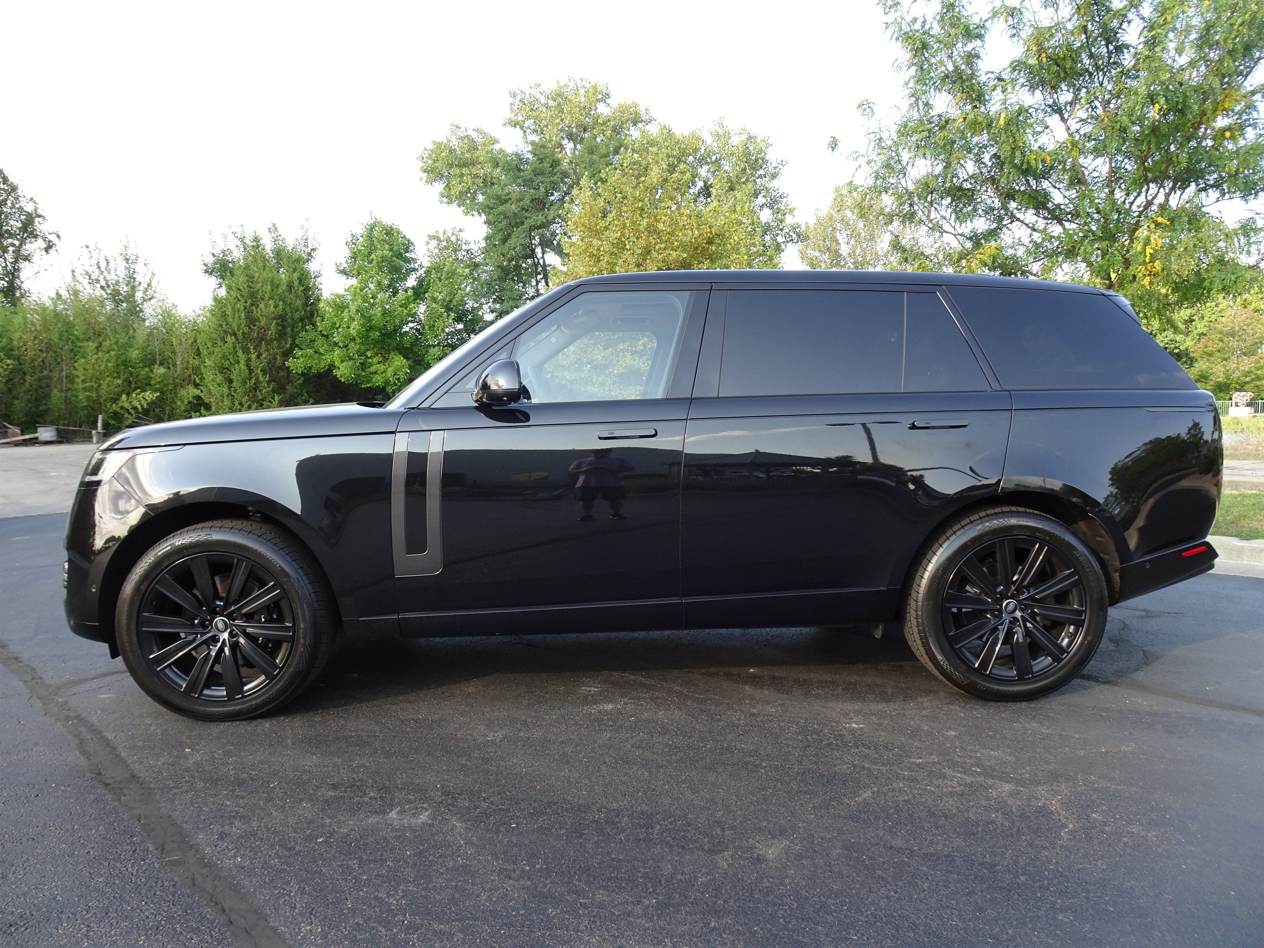 Certified 2023 Land Rover Range Rover Long Wheelbase SE AWD/4WD image 3