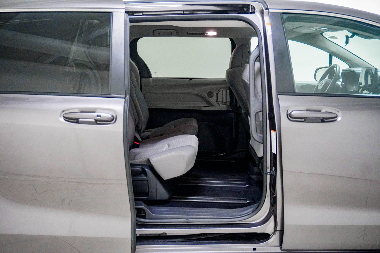 Used 2024 Toyota Sienna LE FWD image 32