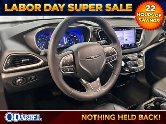 Used 2025 Chrysler Pacifica Select FWD video 3