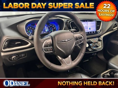 Used 2025 Chrysler Pacifica Select FWD image 3