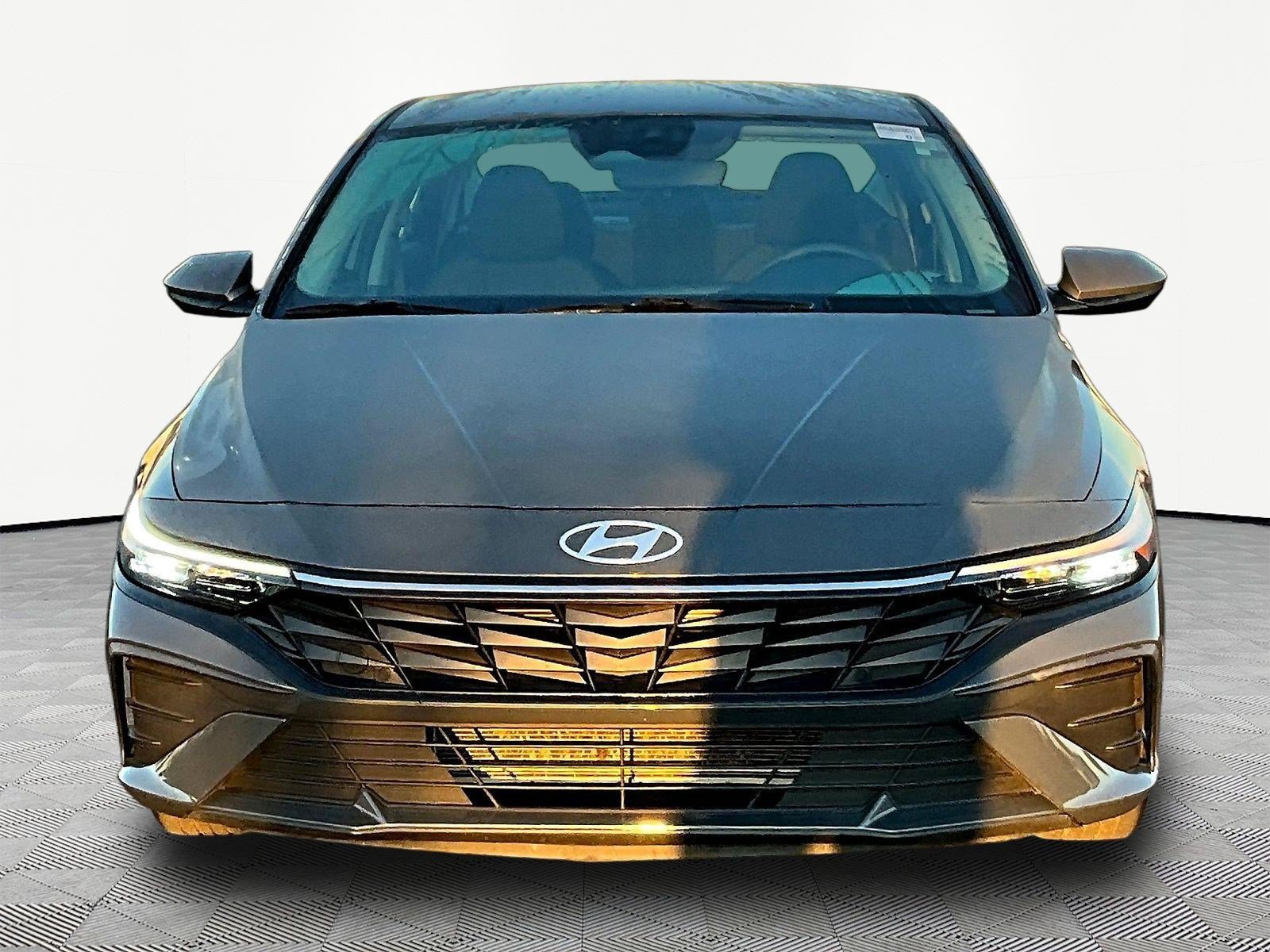 Used 2024 Hyundai Elantra SE FWD image 2