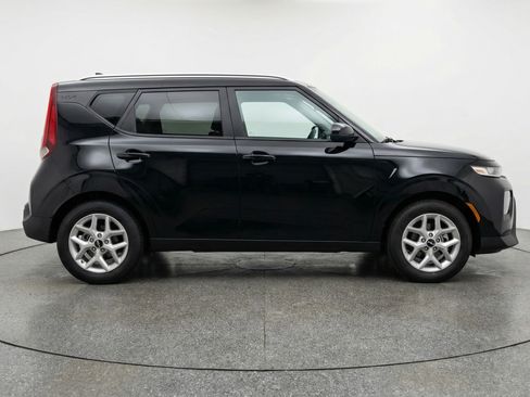 Used 2025 Kia Soul LX w/ LX Technology Package FWD image 11