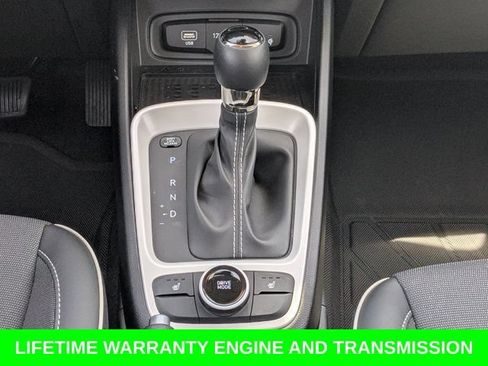 Used 2025 Hyundai Venue Limited FWD image 20