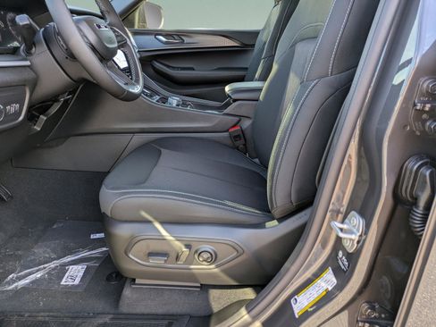 New 2025 Jeep Grand Cherokee L Laredo image 21