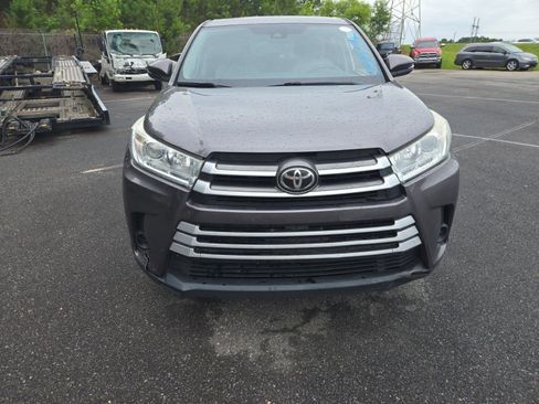 Used 2019 Toyota Highlander LE FWD image 2