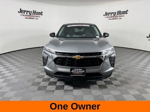 Used 2025 Chevrolet Trax LS w/ Driver Confidence Package image 5