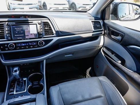 Used 2019 Toyota Highlander Limited AWD/4WD image 18
