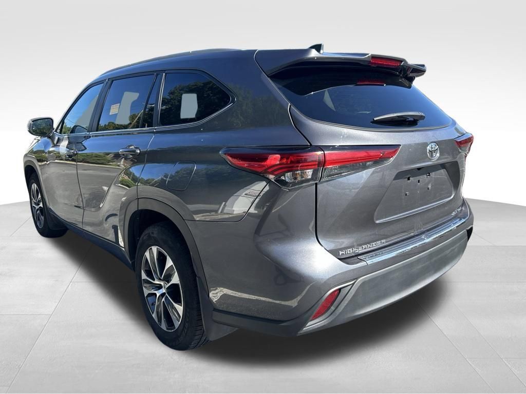 Used 2023 Toyota Highlander XLE AWD/4WD image 4