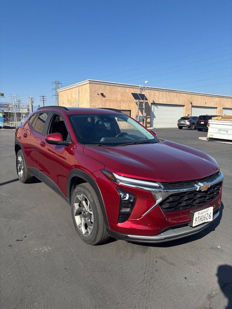 Used 2025 Chevrolet Trax LT w/ LT Convenience Package FWD image 3