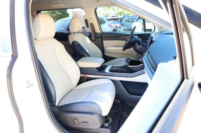 Used 2025 Kia Carnival EX FWD image 29