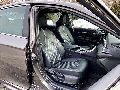 Used 2024 Toyota Camry SE image 11