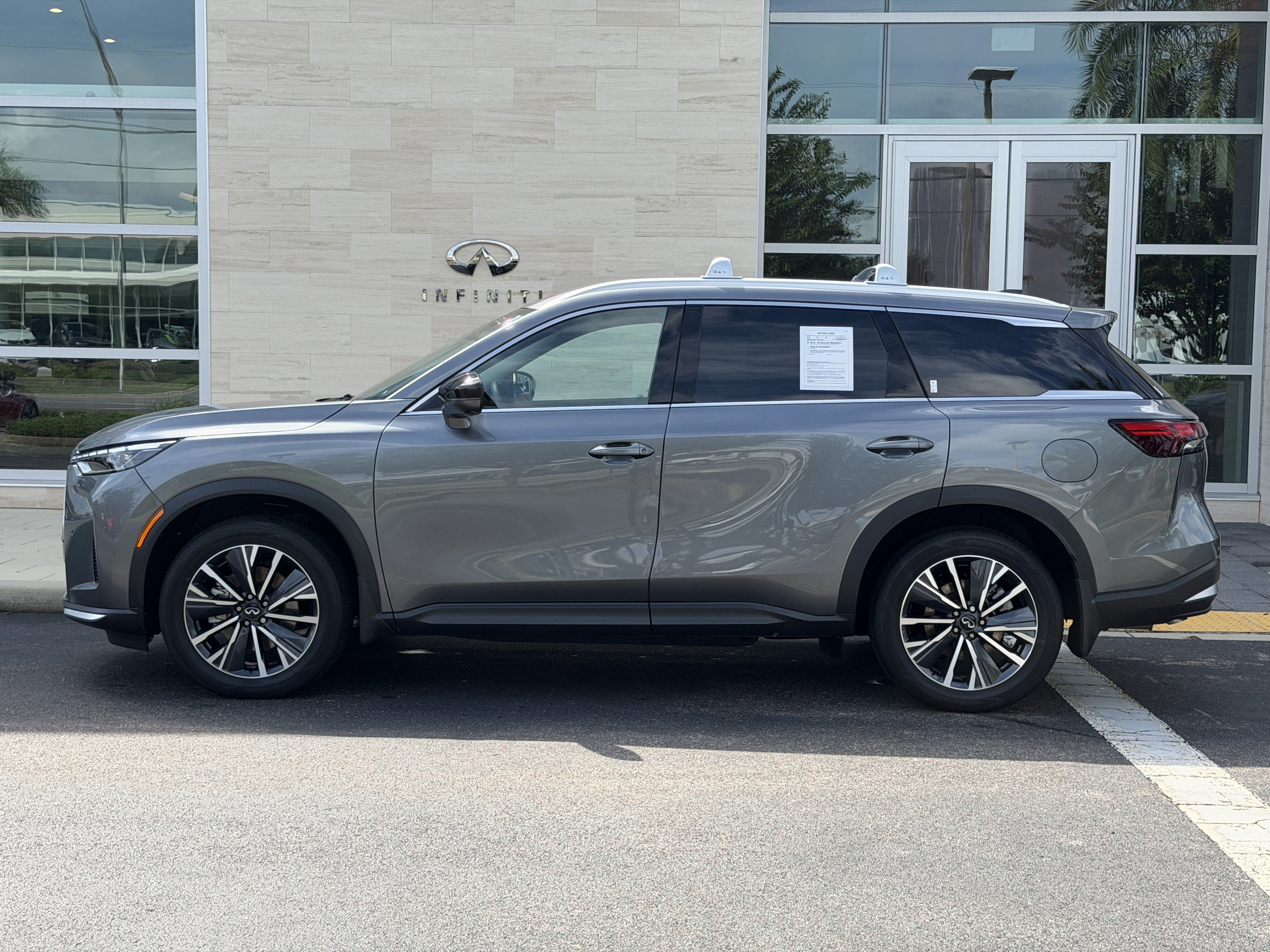 Certified 2027 INFINITI QX60 Luxe w/ Cargo Package FWD image 4