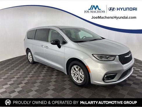 Used 2024 Chrysler Pacifica Touring-L image 1