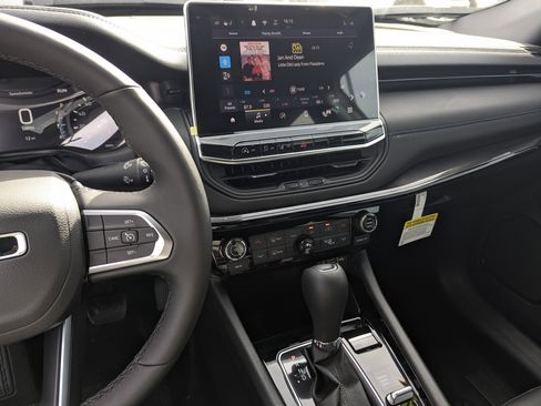 New 2026 Jeep Compass Latitude image 10