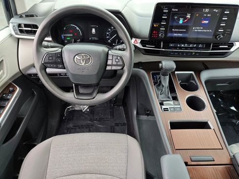 Used 2024 Toyota Sienna LE image 13