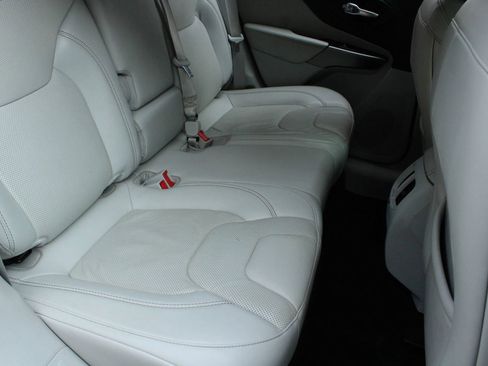 Used 2020 Jeep Cherokee Limited image 31