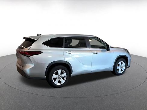 Used 2025 Toyota Highlander LE FWD image 8