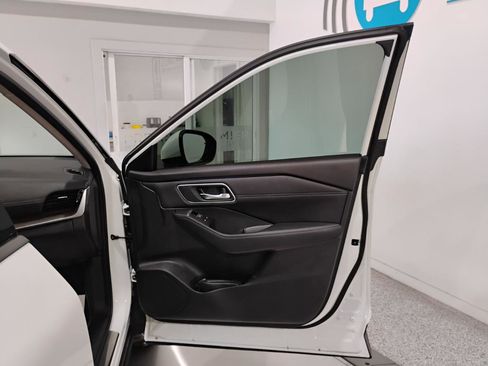 Used 2025 Nissan Rogue Platinum w/ Tech Package image 93