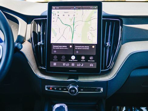 Certified 2026 Volvo XC60 B5 Plus w/ Climate Package PRO AWD/4WD image 15