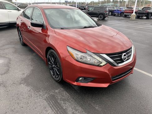 Used 2017 Nissan Altima 2.5 SR w/ Midnight Edition Package FWD image 2