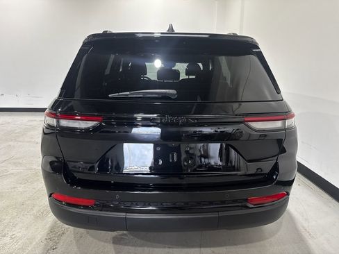 Used 2025 Jeep Grand Cherokee Altitude AWD/4WD image 24