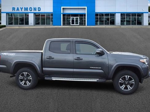 Used 2019 Toyota Tacoma TRD Sport image 2