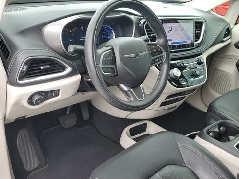 Used 2022 Chrysler Pacifica Touring-L FWD image 15