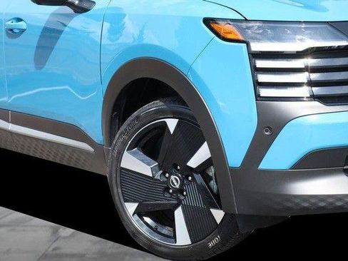 Used 2025 Nissan Kicks SR AWD/4WD image 3