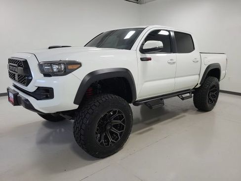Used 2018 Toyota Tacoma TRD Pro AWD/4WD image 3