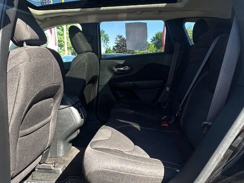 Used 2015 Jeep Cherokee Latitude w/ Comfort/Convenience Group AWD/4WD image 15