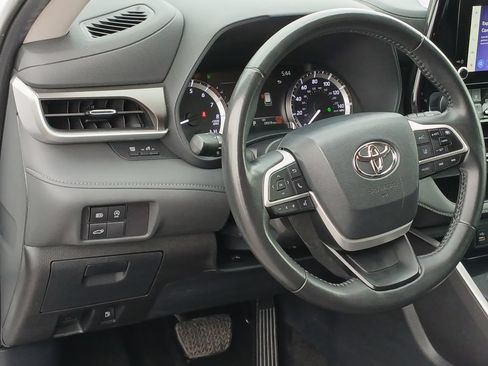 Used 2024 Toyota Highlander LE FWD image 18