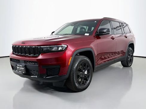 Used 2025 Jeep Grand Cherokee L Altitude image 3