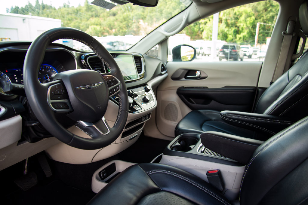 Used 2023 Chrysler Pacifica Touring-L FWD image 10