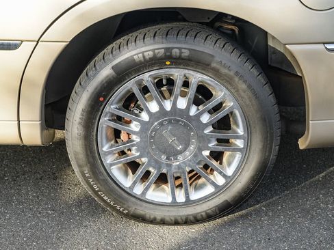 Used 2008 Lincoln Town Car Signature Limited image 12