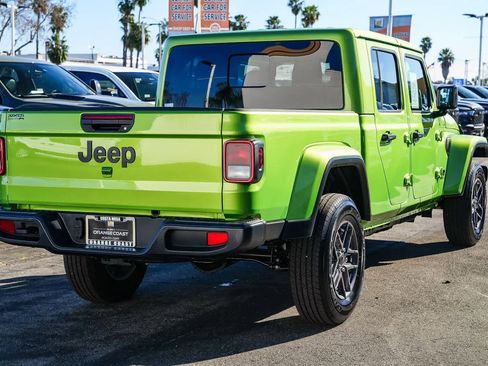 Used 2025 Jeep Gladiator Sport image 4