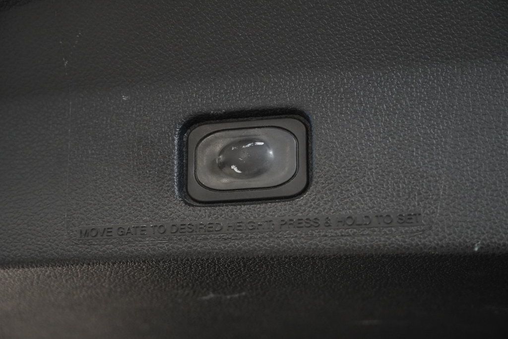 Used 2018 Ford Explorer XLT w/ Equipment Group 202A FWD image 11