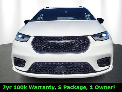 Used 2024 Chrysler Pacifica Limited w/ S Appearance Package image 2