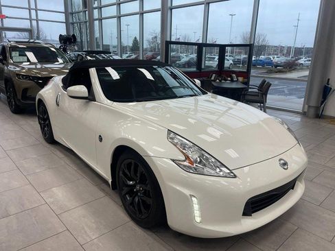 Used 2017 Nissan 370Z Touring image 29