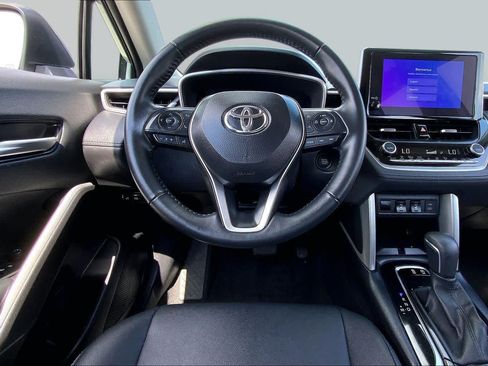 Certified 2025 Toyota Corolla Cross XLE FWD image 6