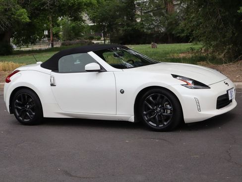 Used 2019 Nissan 370Z Touring RWD image 2