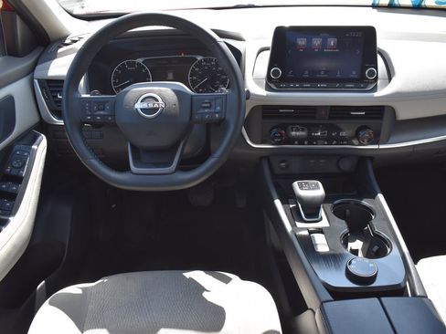 Used 2025 Nissan Rogue SV AWD/4WD image 18
