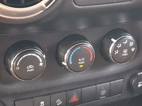 Used 2016 Jeep Wrangler Unlimited Sahara w/ Connectivity Group AWD/4WD image 12