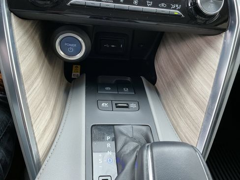 Certified 2021 Toyota Venza XLE image 27