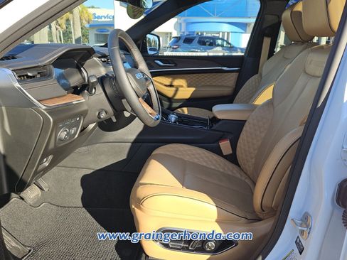 Used 2024 Jeep Grand Cherokee Summit w/ Luxury Tech Group V image 10