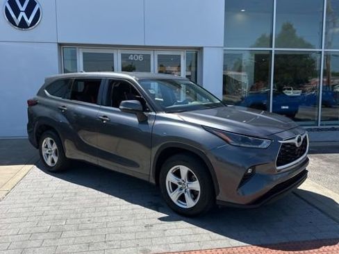 Used 2021 Toyota Highlander LE FWD image 2