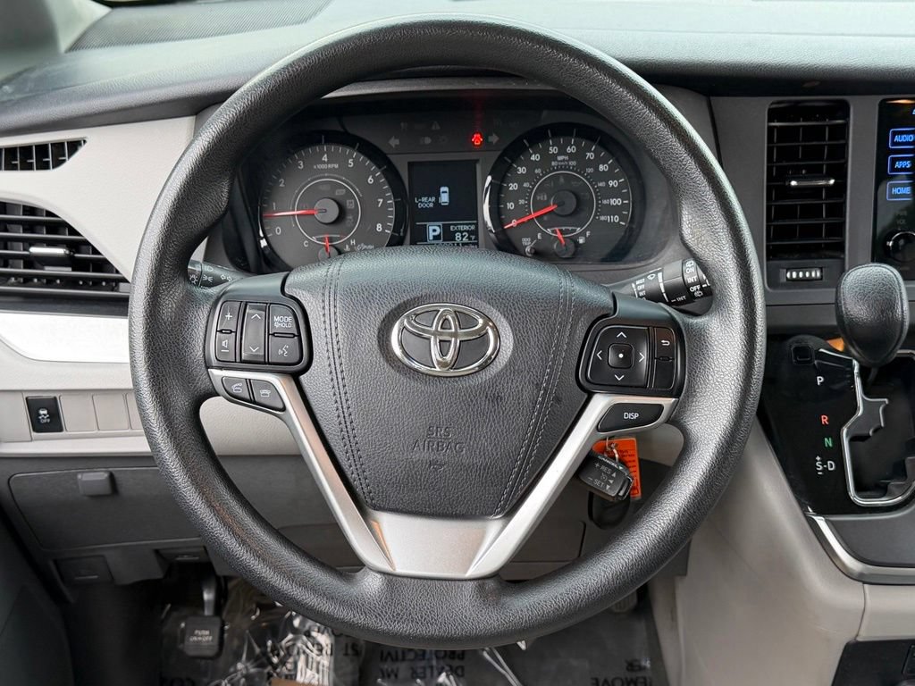 Used 2015 Toyota Sienna LE FWD image 28