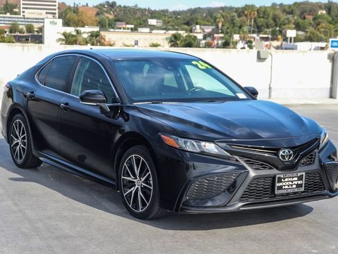 Used 2024 Toyota Camry SE FWD image 3