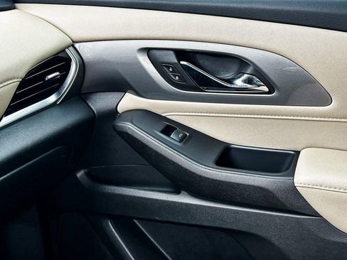 Used 2022 Chevrolet Traverse LT w/ LT Premium Package image 22