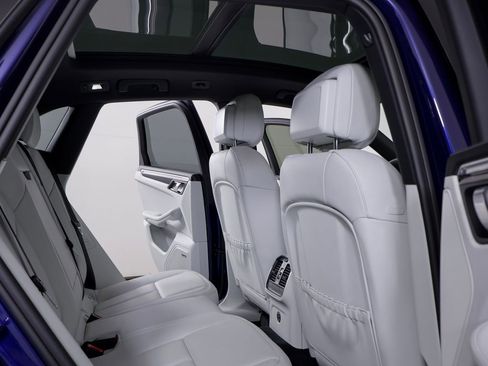 Certified 2024 Porsche Macan image 9